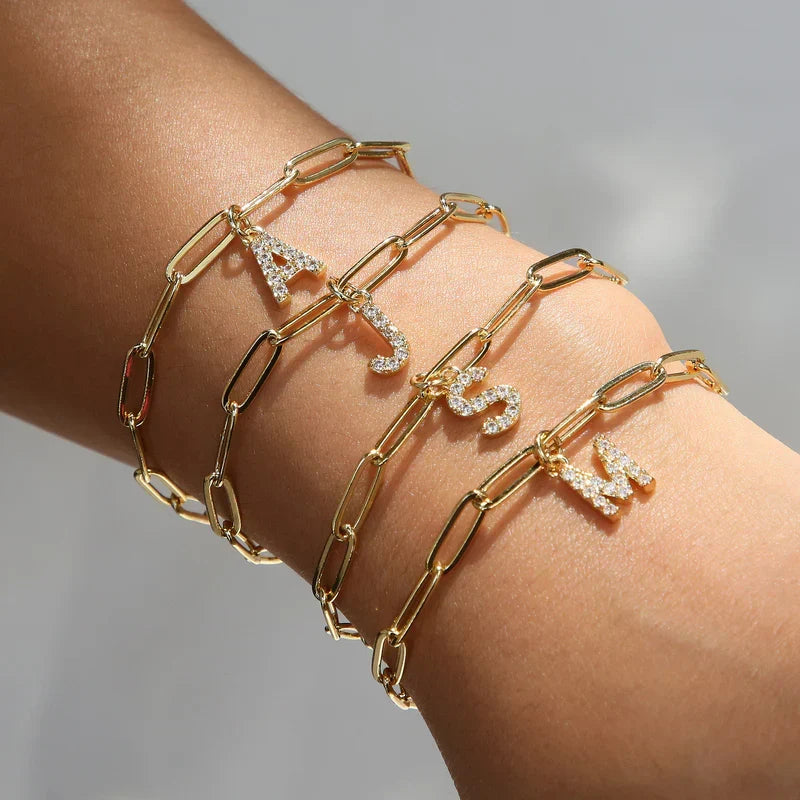 Pulsera minimalista con letra | Oro