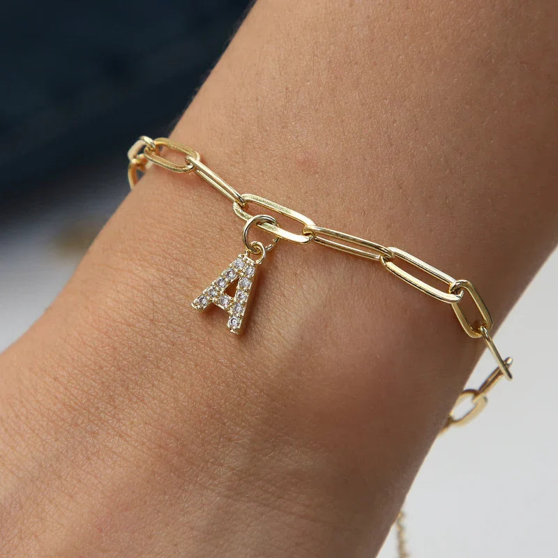 Pulsera minimalista con letra | Oro