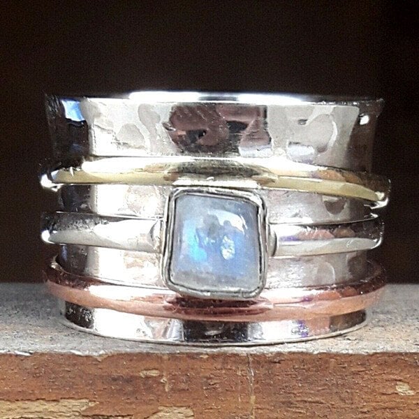 Anillo de meditación ancho con piedra luna