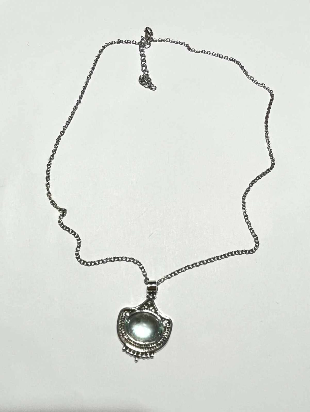 Collar antiguo con piedra verde