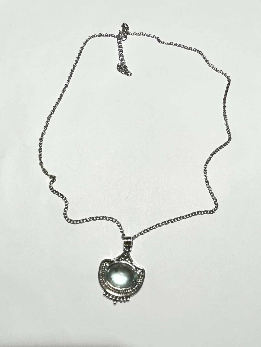 Collar antiguo con piedra verde