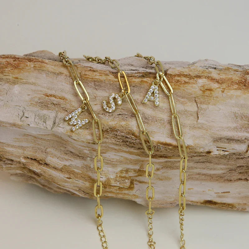 Pulsera minimalista con letra | Oro