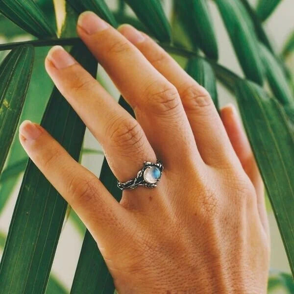 Anillo Celestial con piedra luna