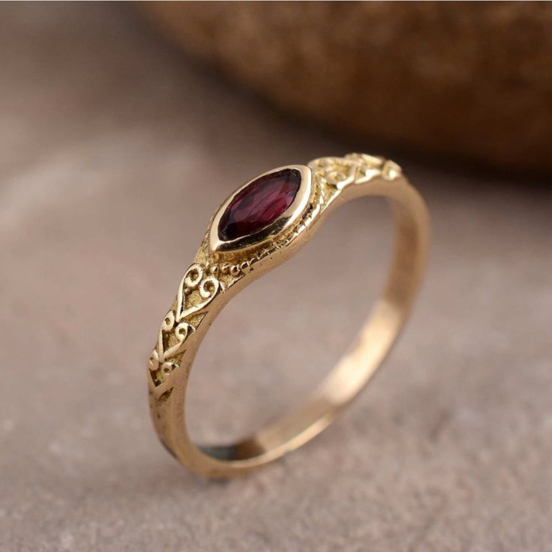 Anillo antiguo con piedra roja | Oro