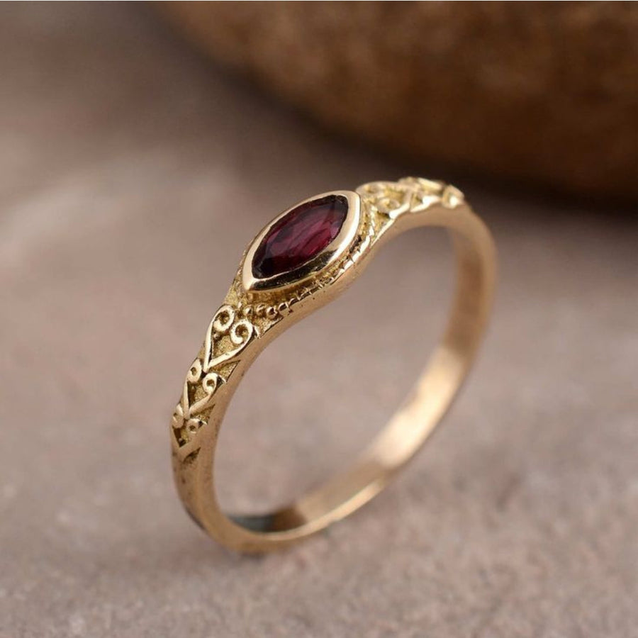 Anillo antiguo con piedra roja | Oro