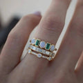 Anillo antiguo con ópalo blanco y verde