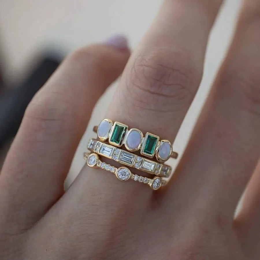 Anillo antiguo con ópalo blanco y verde