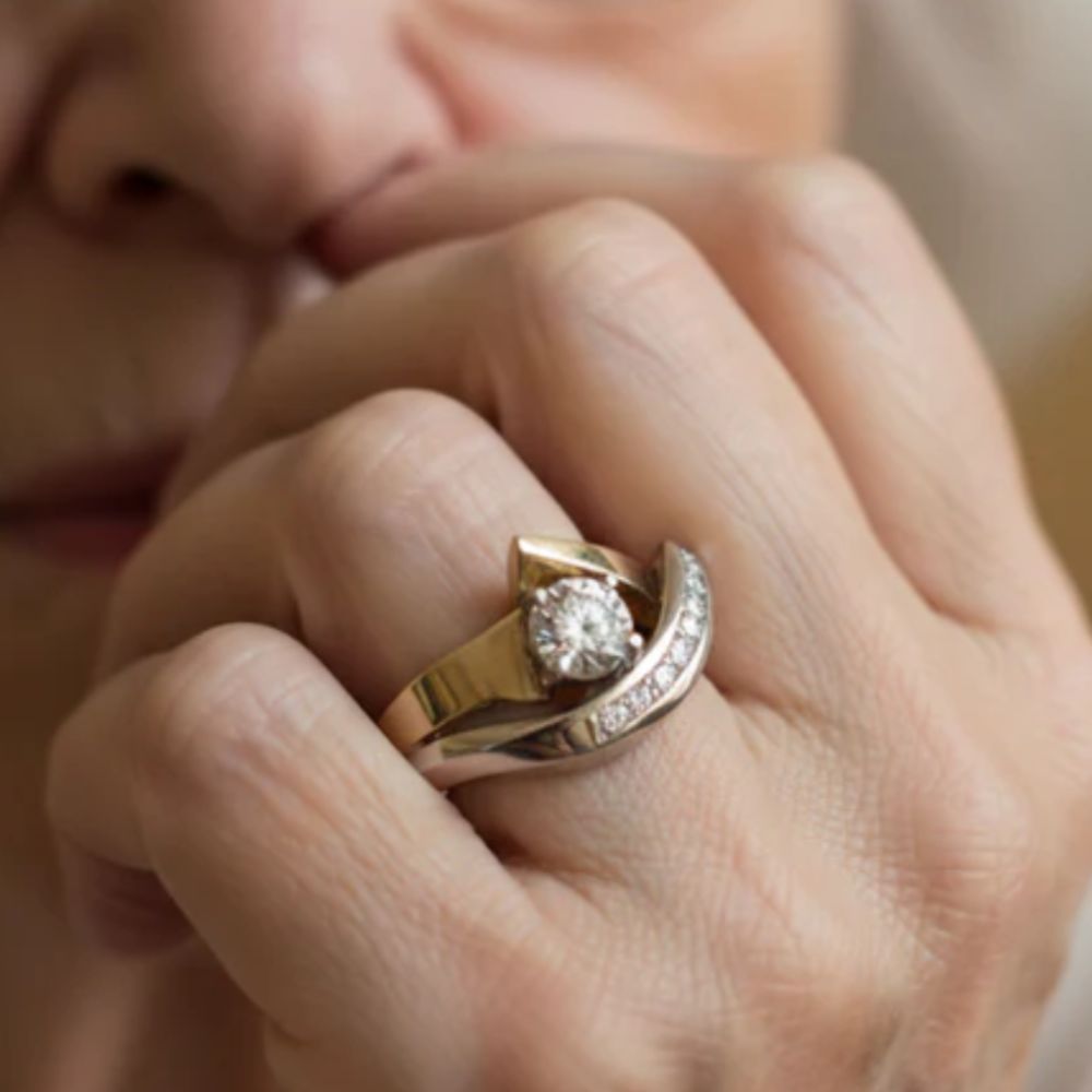 Anillo irregular con circonitas | Oro y plata