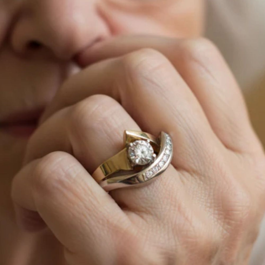 Anillo irregular con circonitas | Oro y plata