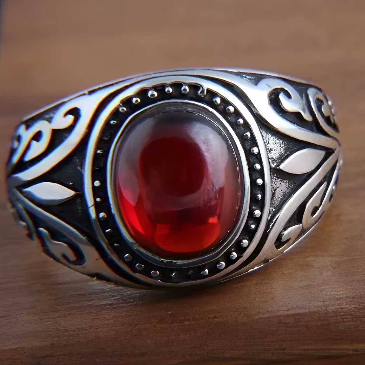 Anillo antiguo con granate