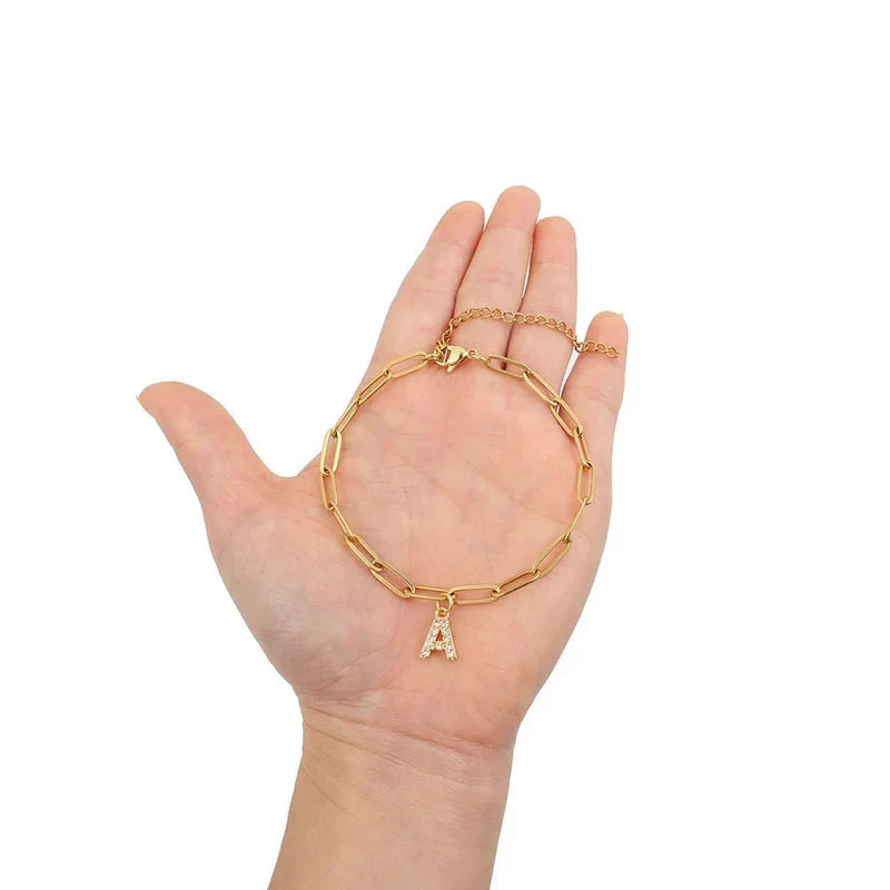 Pulsera minimalista con letra | Oro