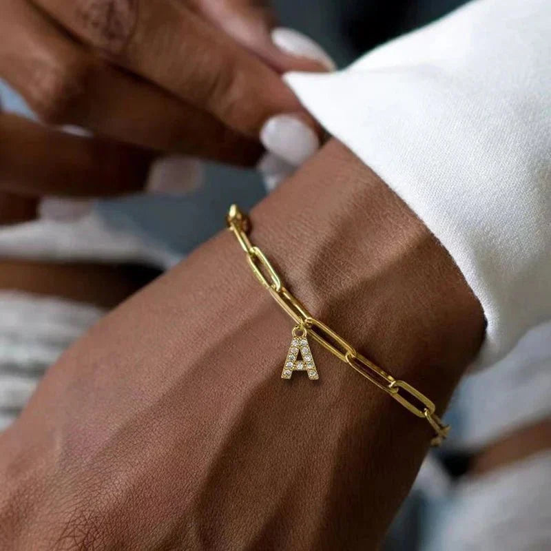 Pulsera minimalista con letra | Oro