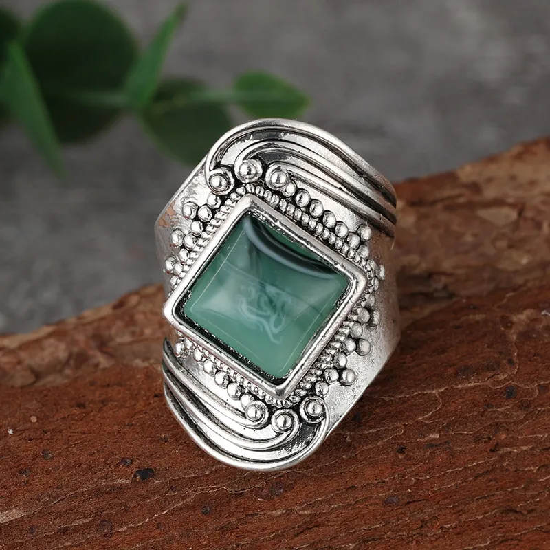 Anillo antiguo con piedra verde