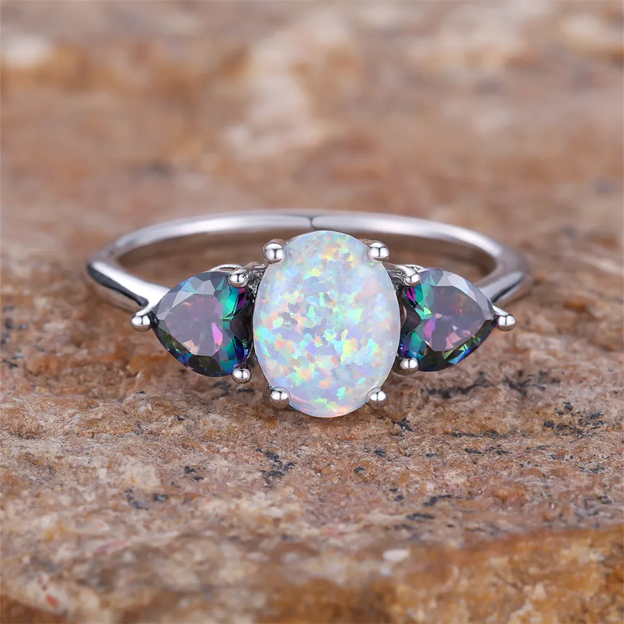 Anillo antiguo con ópalo multicolor