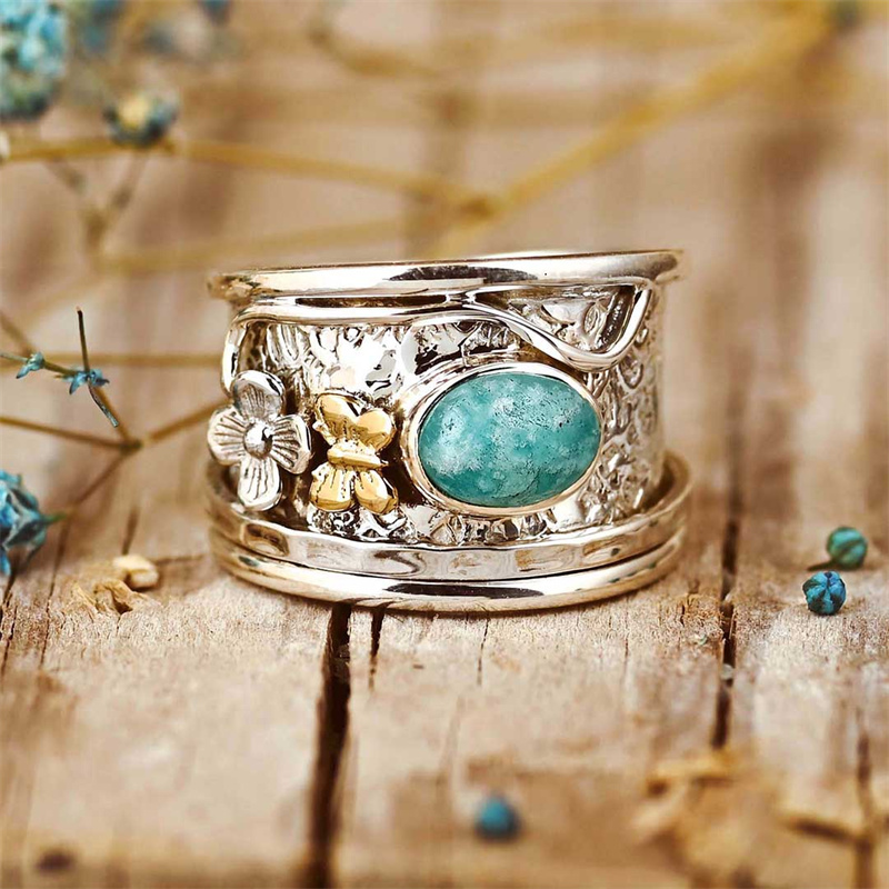 Anillo antiguo con ópalo azul celeste