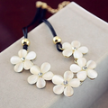 Collar Flor blanca antiguo