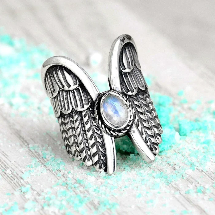 Anillo Alas con piedra luna