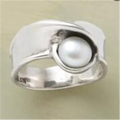 Anillo antiguo con perla incrustada