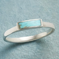 Anillo antiguo con piedra azul incrustada