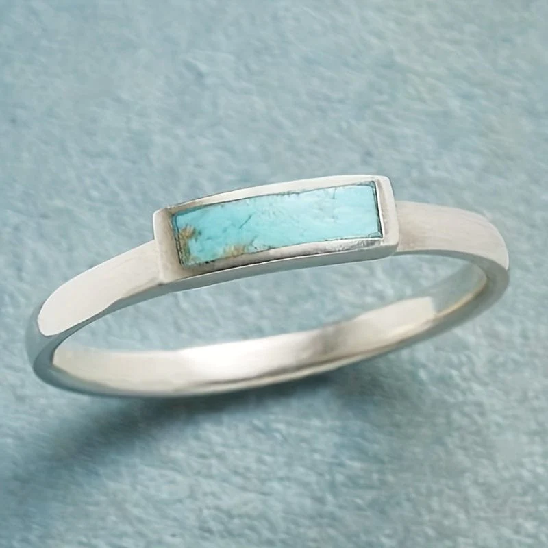 Anillo antiguo con piedra azul incrustada