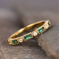 Anillo antiguo con circonita verde incrustada | Oro