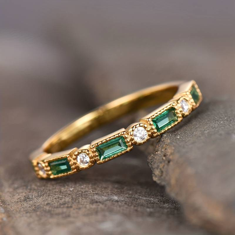 Anillo antiguo con circonita verde incrustada | Oro