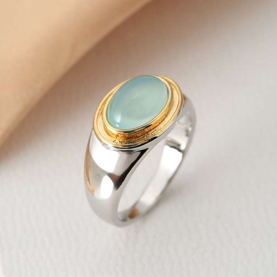 Anillo antiguo con piedra luna verde