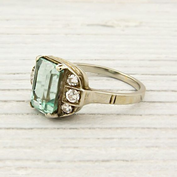 Anillo antiguo con cristal verde incrustado