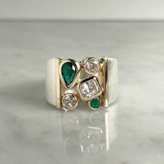 Anillo antiguo con cristal verde y circonitas