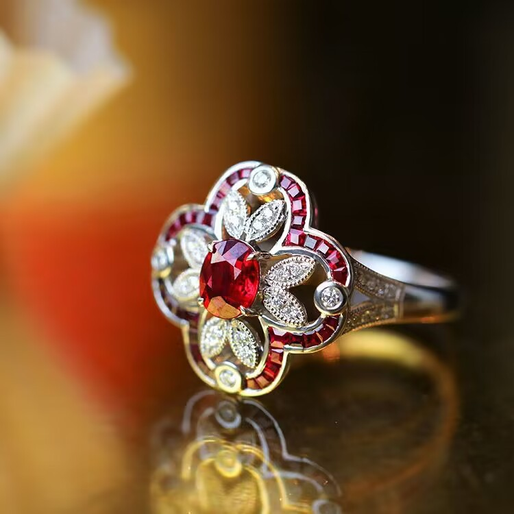 Anillo antiguo con circonita roja brillante