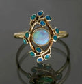 Anillo antiguo azul con cristales y ópalo