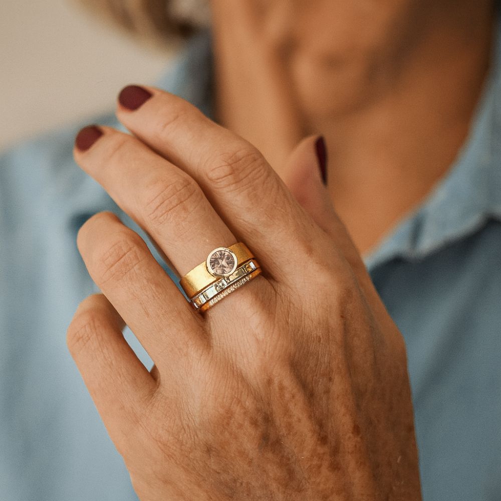 Anillo con cristales incrustados | Oro