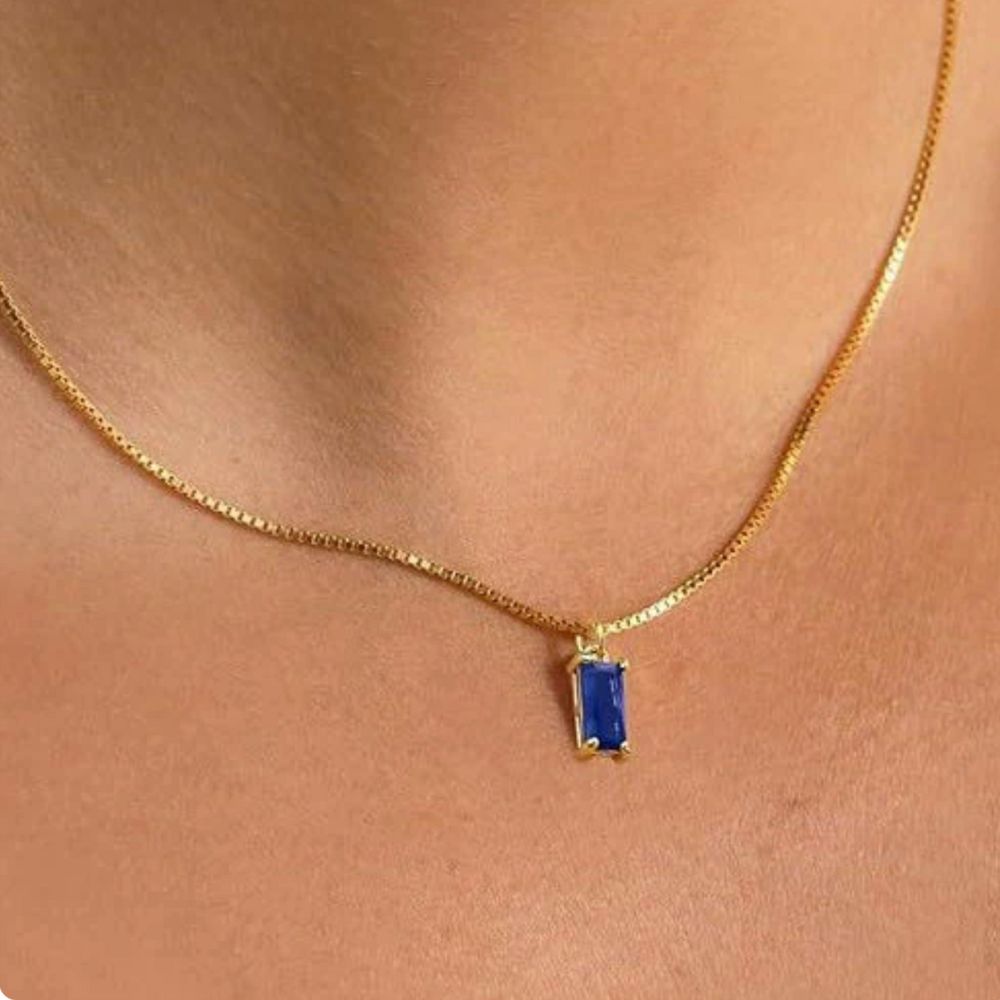Collar minimalista con zafiro