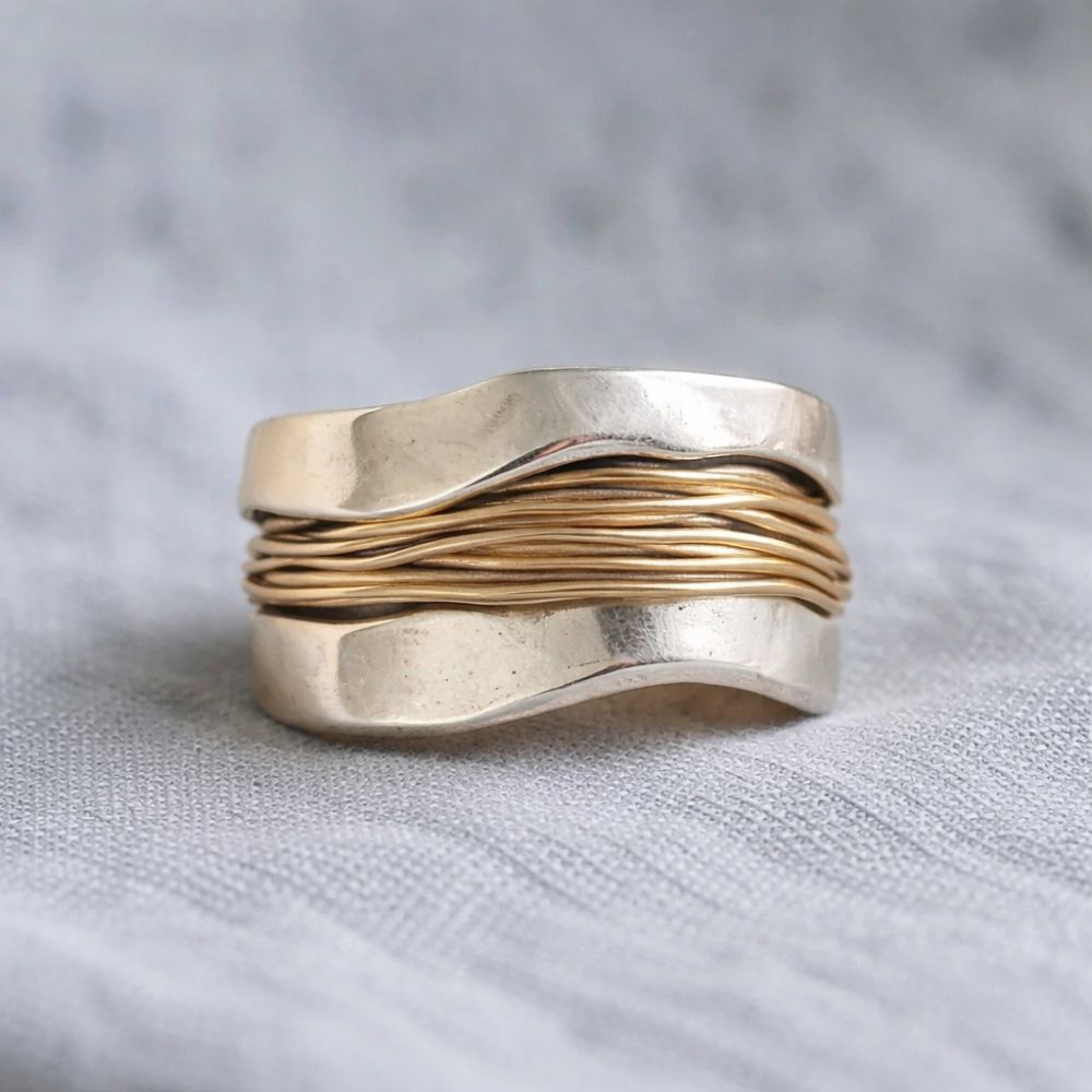 Anillo con hilos dorados | Plata