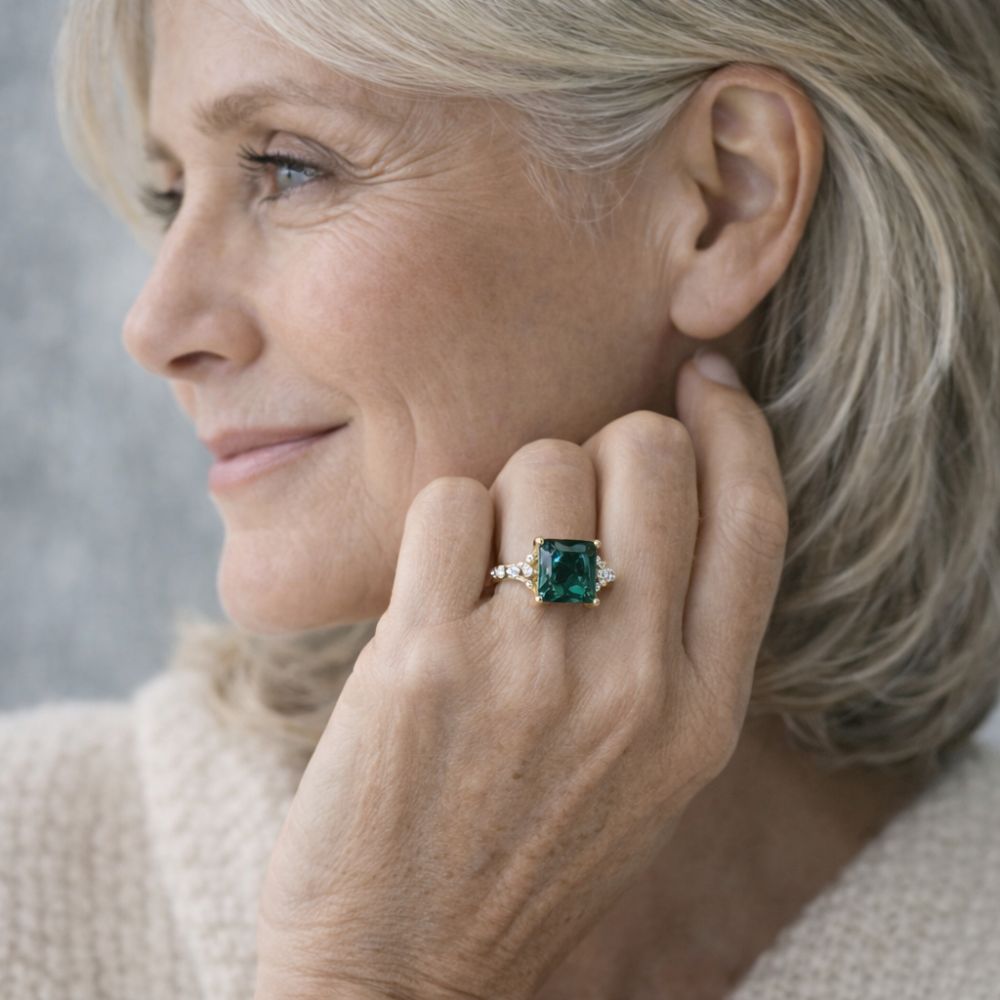 Anillo cuadrado con esmeralda